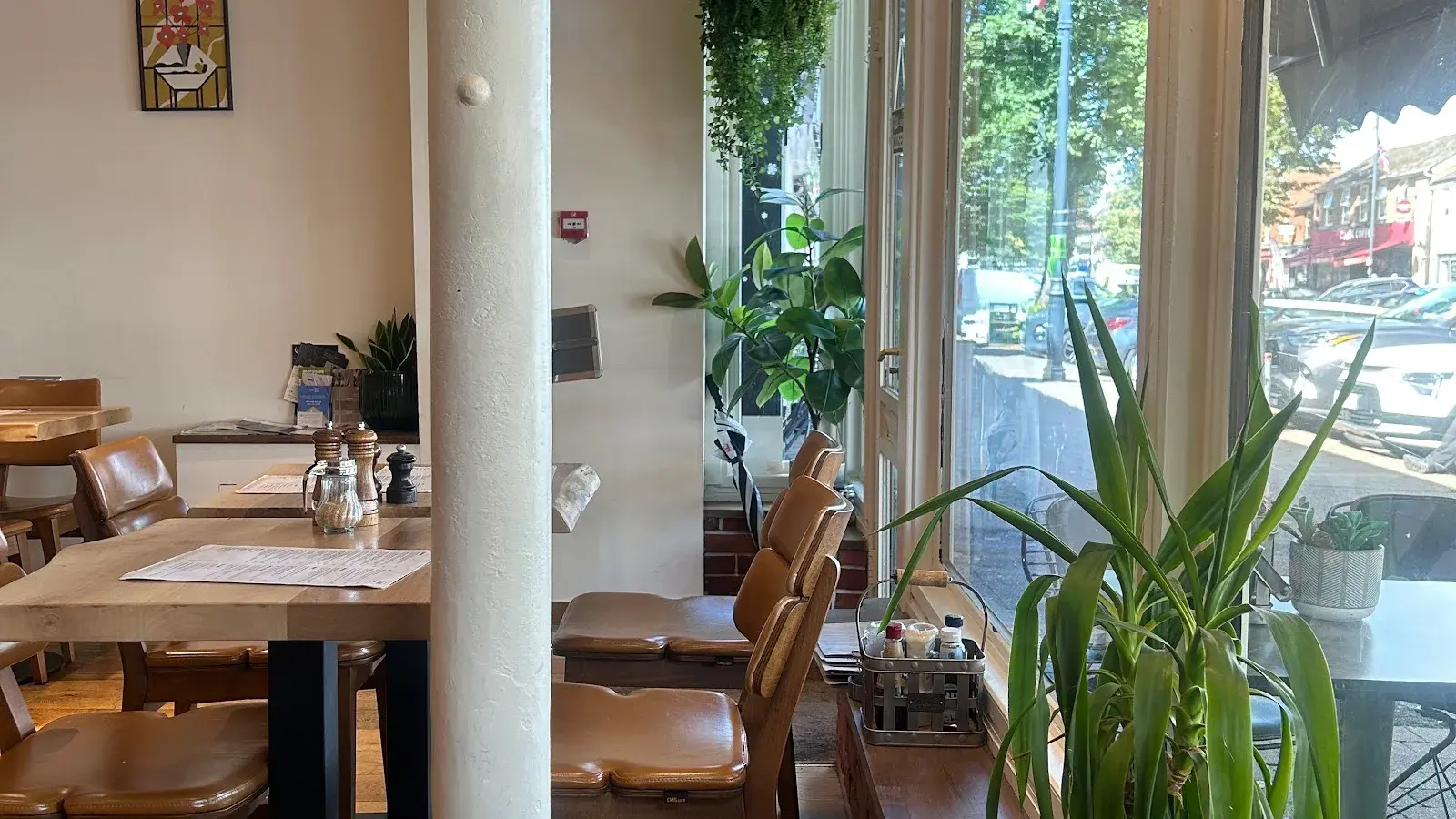 Lolo Cafe & Bistro